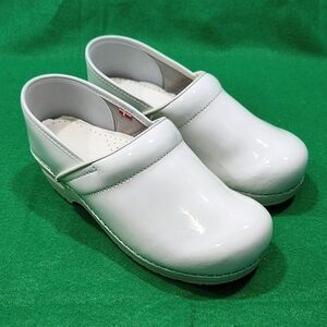 Sanita Professional Patent Leather White Clogs Women's Size 40 EU 8.5-9 US Nurse